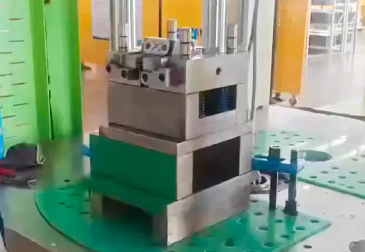 80-Ton Oil-Electric Vertical Injection Molding Machine with Rotary Table for Stable Molding